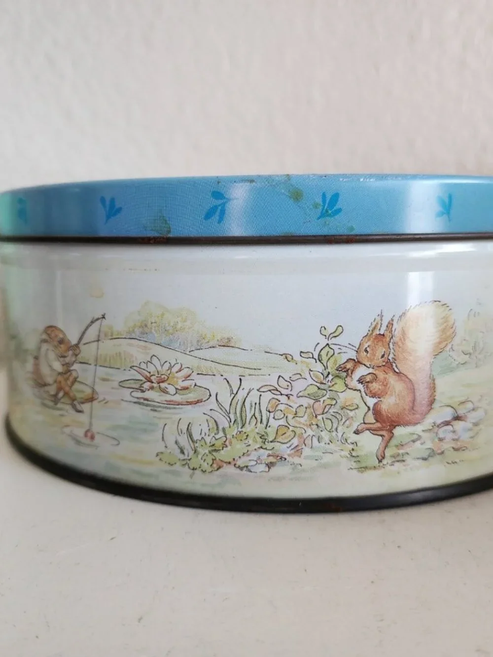 Frederick Warne & Co World of Beatrix Potter Peter Rabbit Round Cookie Tin 1992